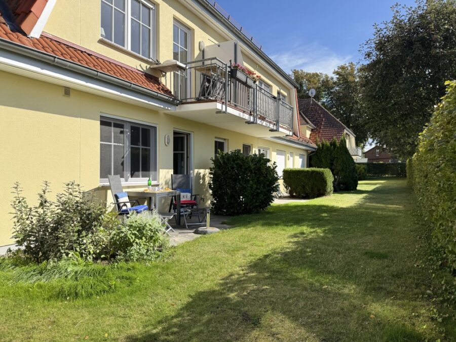 18347 Ostseebad Wustrow, Eigentumswohnung zum Kauf | Hausansicht mit Terrasse | Reiser Immobilien