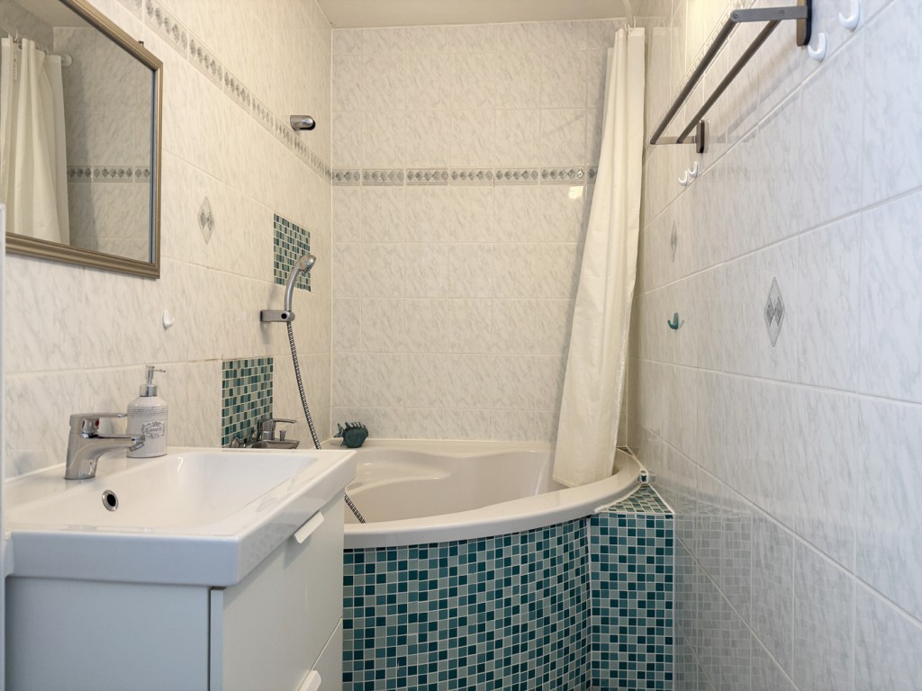 https://www.reiserimmobilien.de/wp-content/uploads/immomakler/attachments/6db1d6c4d672686edc26608d6f065c4e/1ea8b6c1c1d94200ad5419f0b591473d.jpg
