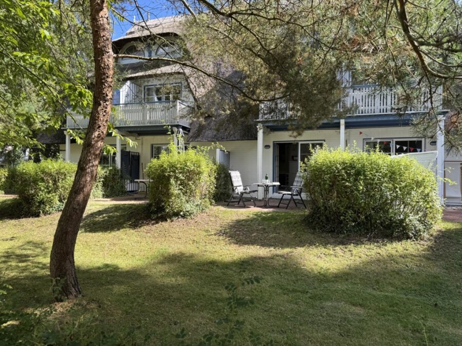 18374 Ostseeheilbad Zingst, Ferienwohnung zum Kauf | Hausansicht mit Terrasse | Reiser Immobilien