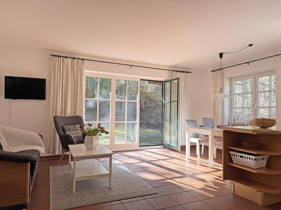 18375 Seebad Born a. Darß, Ferienwohnung zum Kauf | Wohn-Essbereich mit Terrasse | Reiser Immobilien